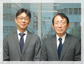 写真4 右から八尾和夫理事長、武川学常勤理事